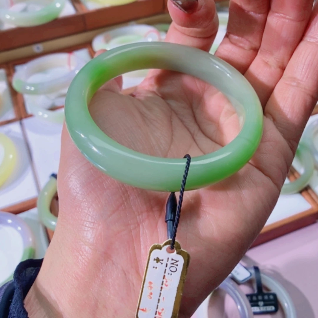 【闪购商品】未镶嵌手镯和田玉沐*儿