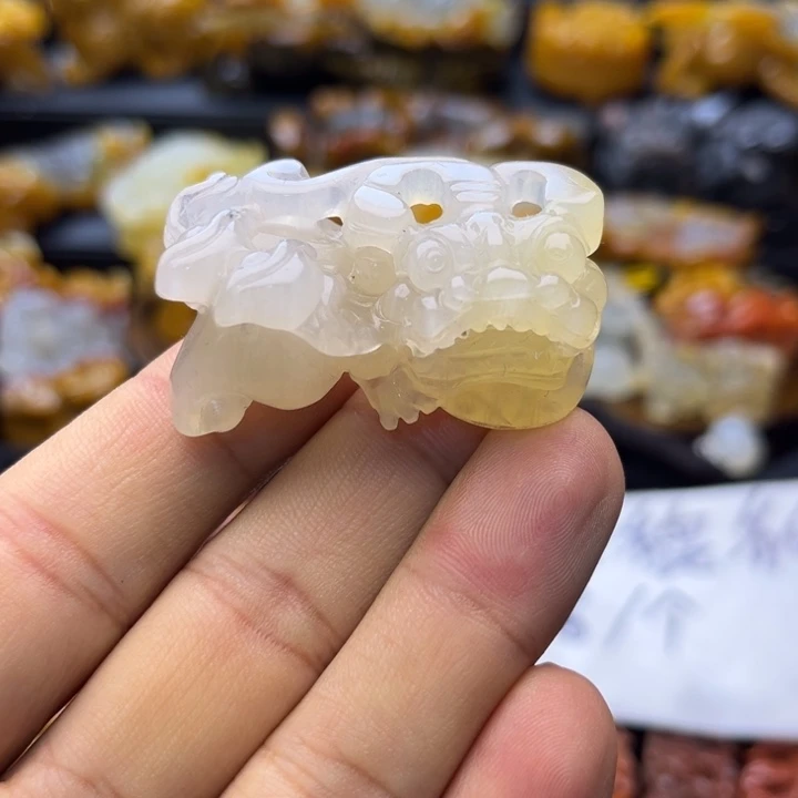 石英质玉（黄龙玉）未镶嵌颈饰