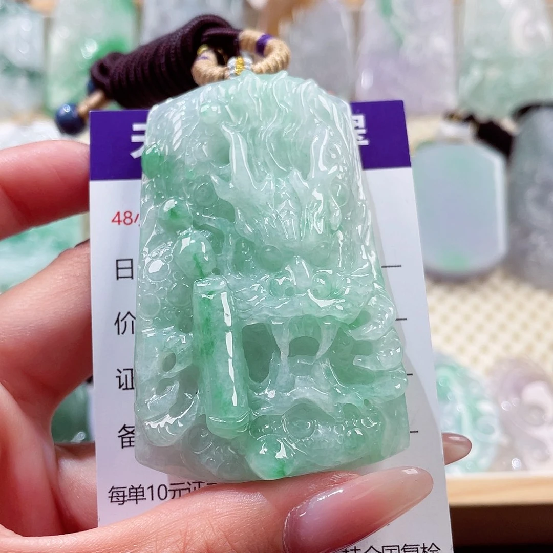 翡翠未镶嵌颈饰龙