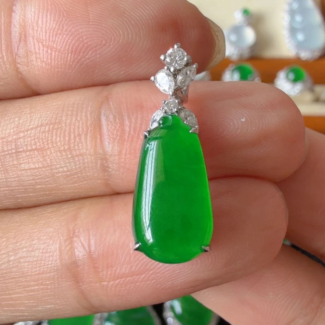 翡翠18K金镶嵌颈饰吊坠