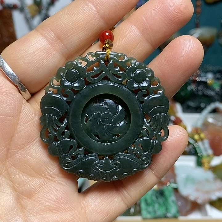 翡翠未镶嵌吊坠(赠链)