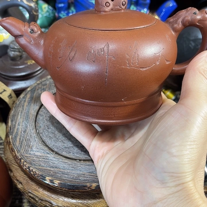 茶壶紫泥原矿泥料手工制作的一把紫砂壶。