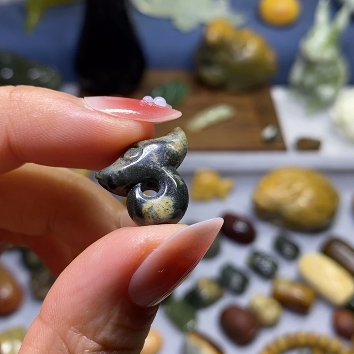 岫岩河磨玉（透闪石质玉）未镶嵌挂件通孔玉猪龙