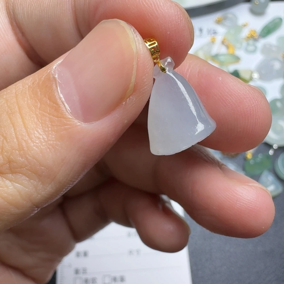 颈饰18K金镶嵌翡翠小莲蓬