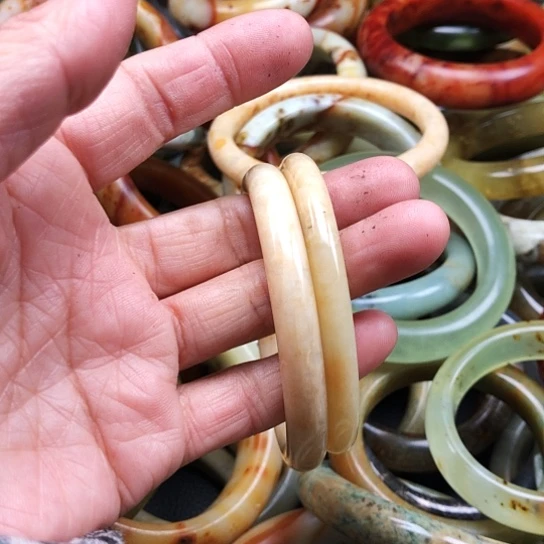 蛇纹石玉手镯未镶嵌爱***?