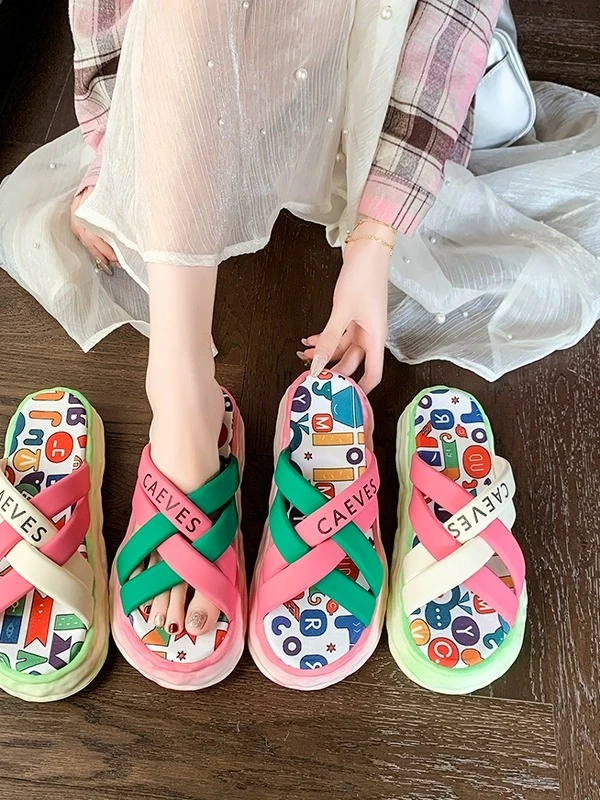 啄木鸟厚底拖鞋女夏季外穿2025新款网红涂鸦一字拖踩屎感沙滩凉拖