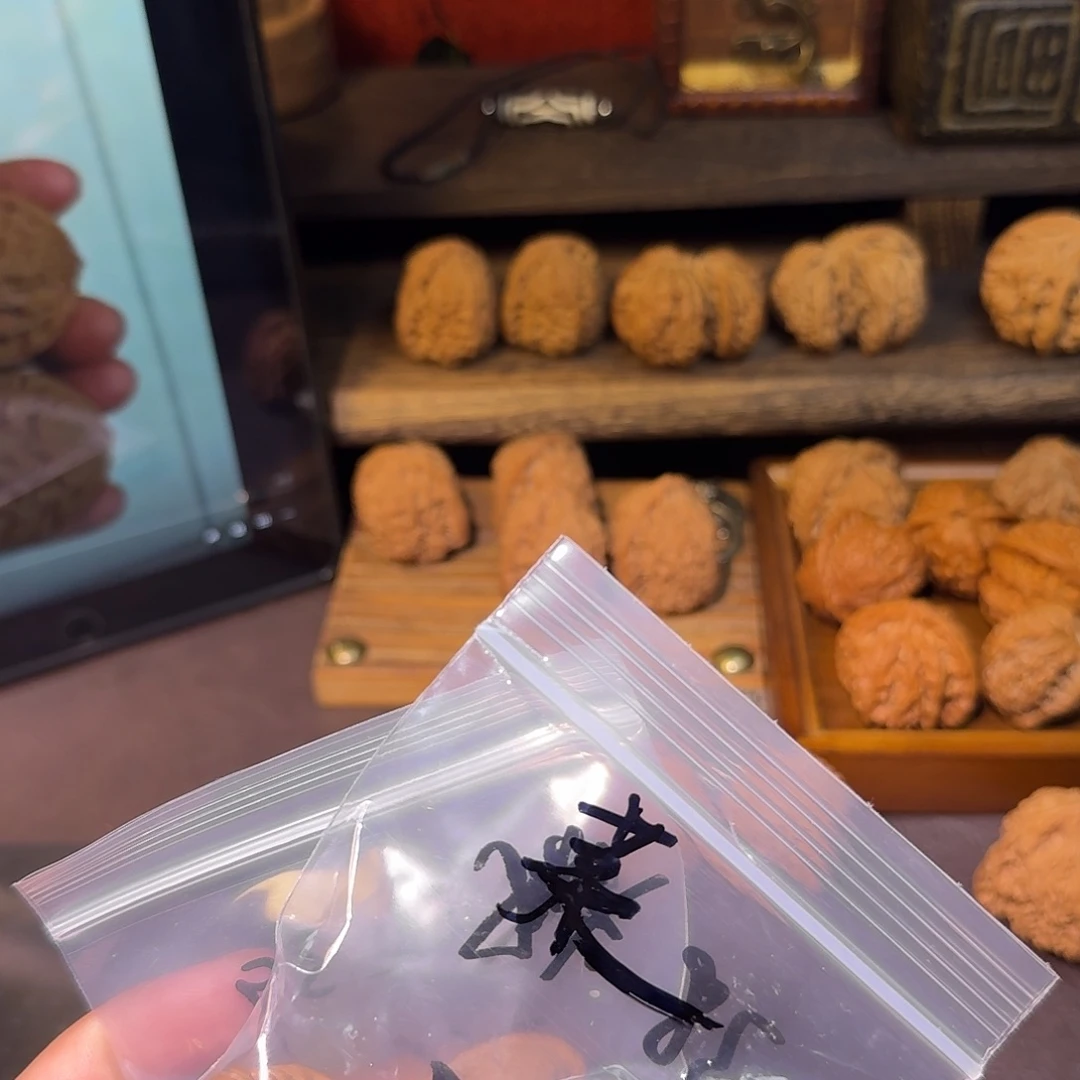 杨****文玩核桃吊坠密纹，楼子