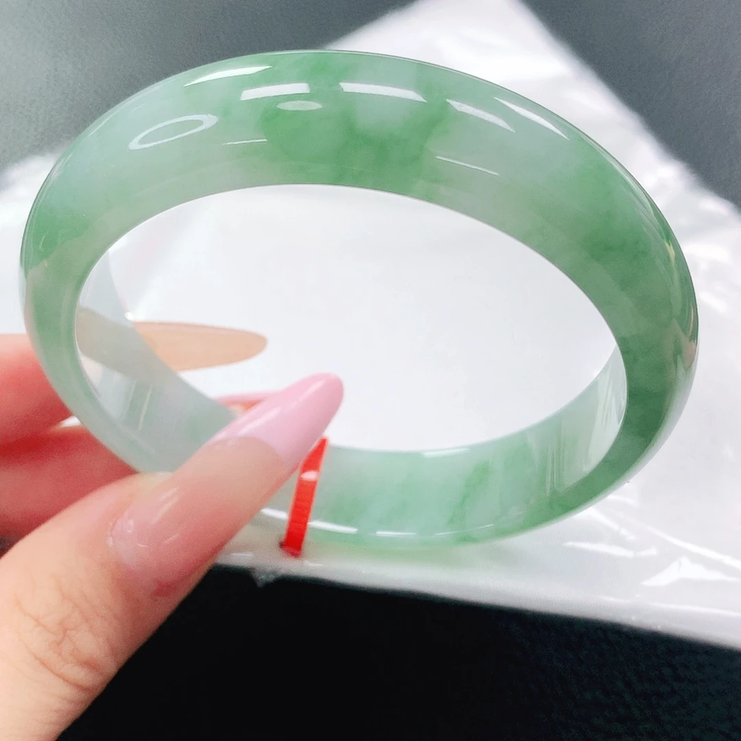 翡翠手镯未镶嵌56圈