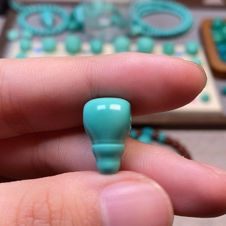 手工雕刻配饰，尺寸10.8