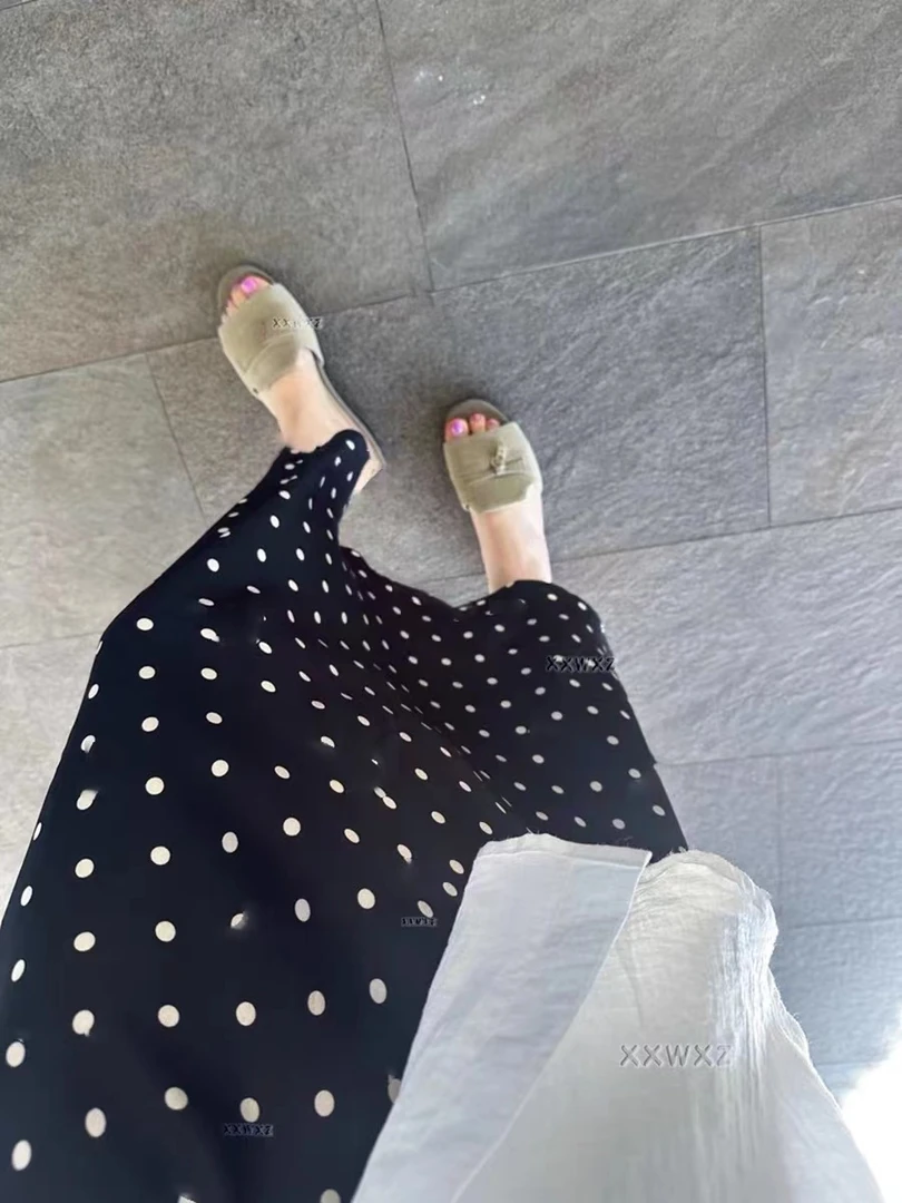 后开衩波点半身裙