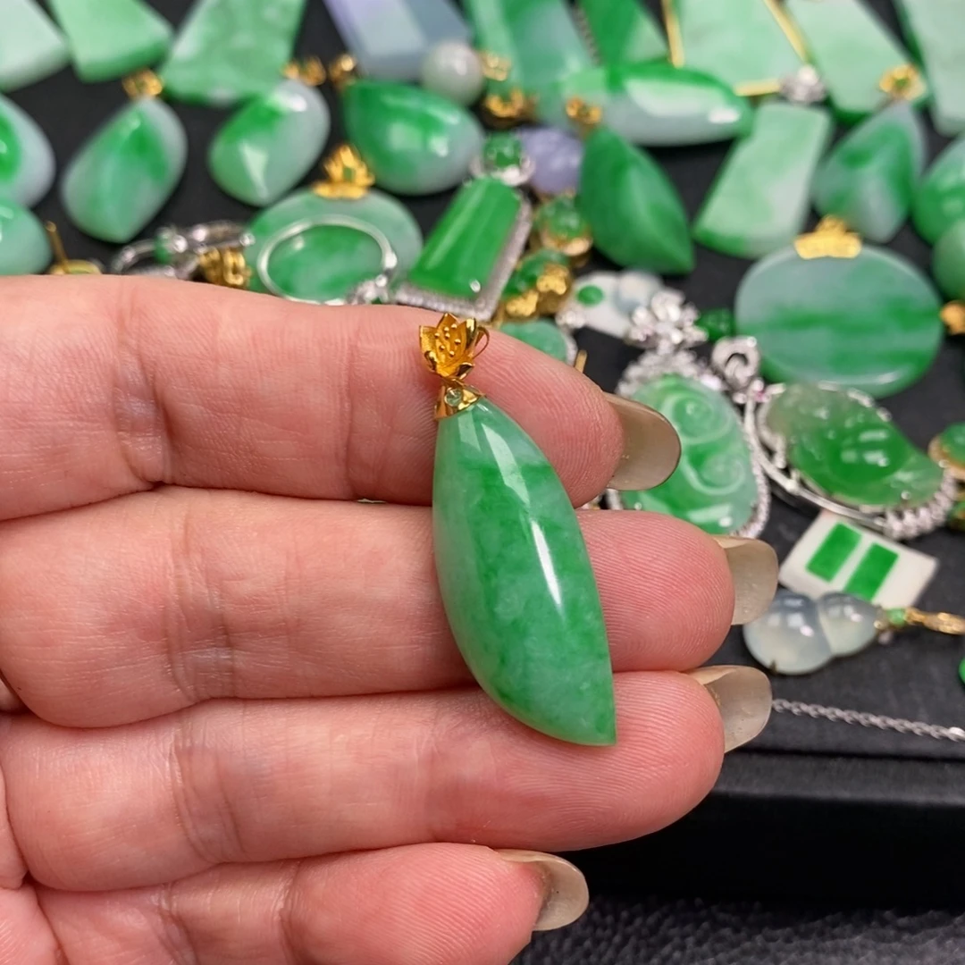 翡翠18K金镶嵌颈饰