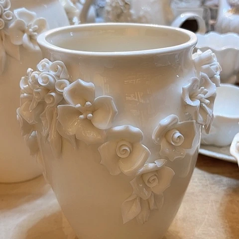 白瓷高度19厘米微瑕花瓶