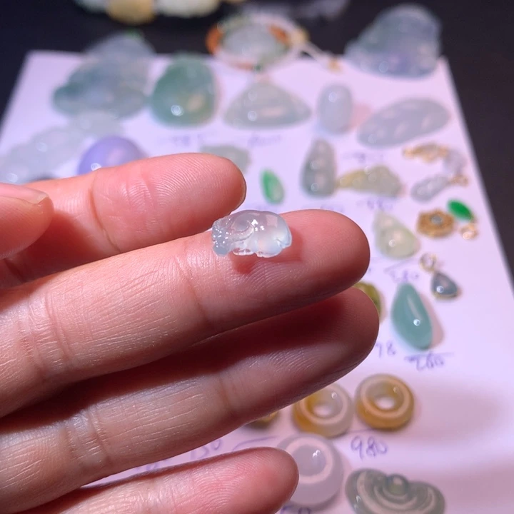 翡翠未镶嵌耳饰牛