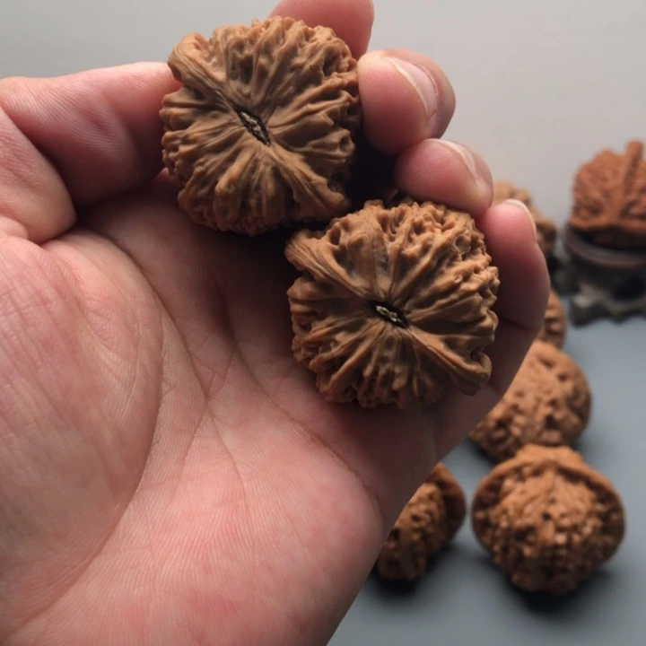 种***花核桃南疆石手把件尺寸39