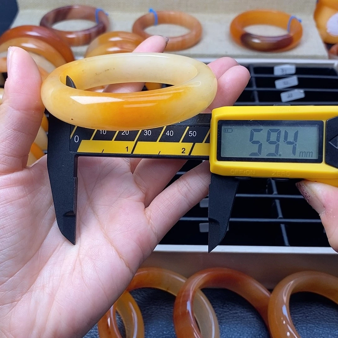 未镶嵌石英质玉（黄龙玉）手镯17号