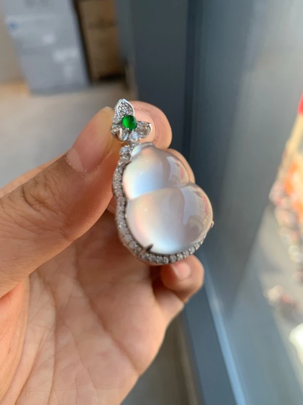 出水葫芦 饱满诱人 天然缅甸石英质玉 高冰玻璃种葫芦气质吊坠