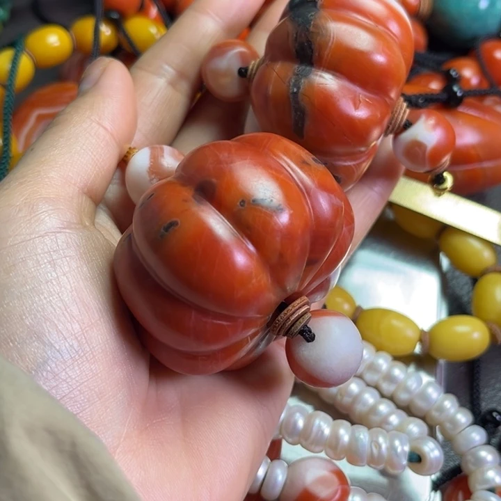 颈饰琉璃与**争琉璃………..