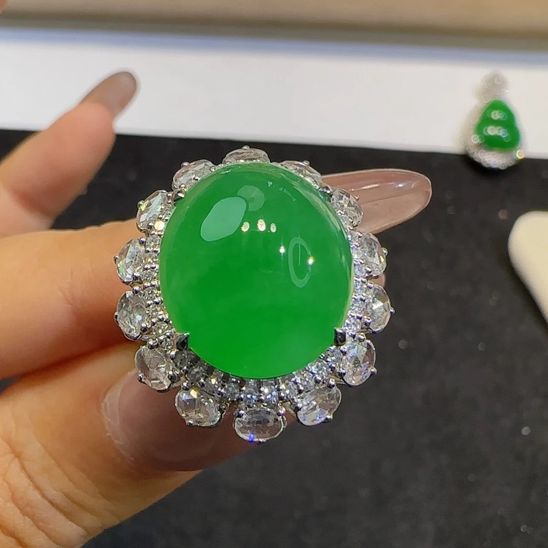 翡翠戒指18K金镶嵌蛋面