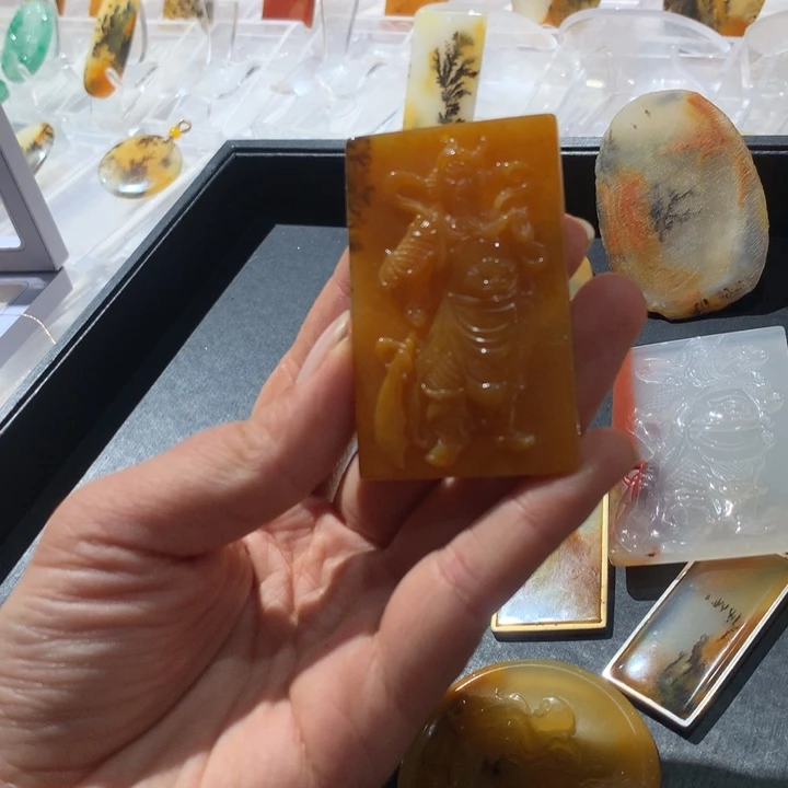 未镶嵌石英质玉（黄龙玉）颈饰