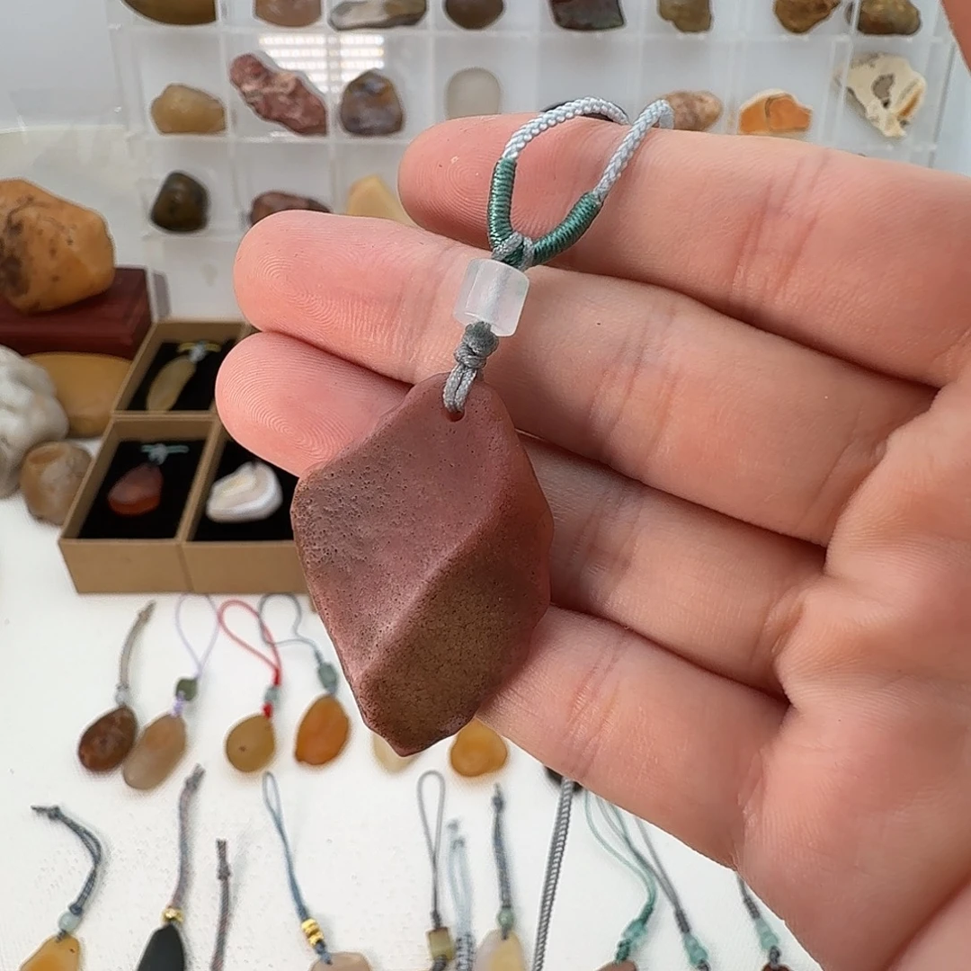 只买单纯的吊坠，没带链子，属的性质。