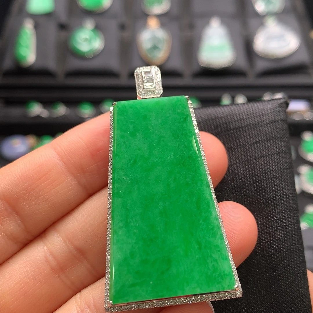 翡翠18K金镶嵌颈饰无事牌