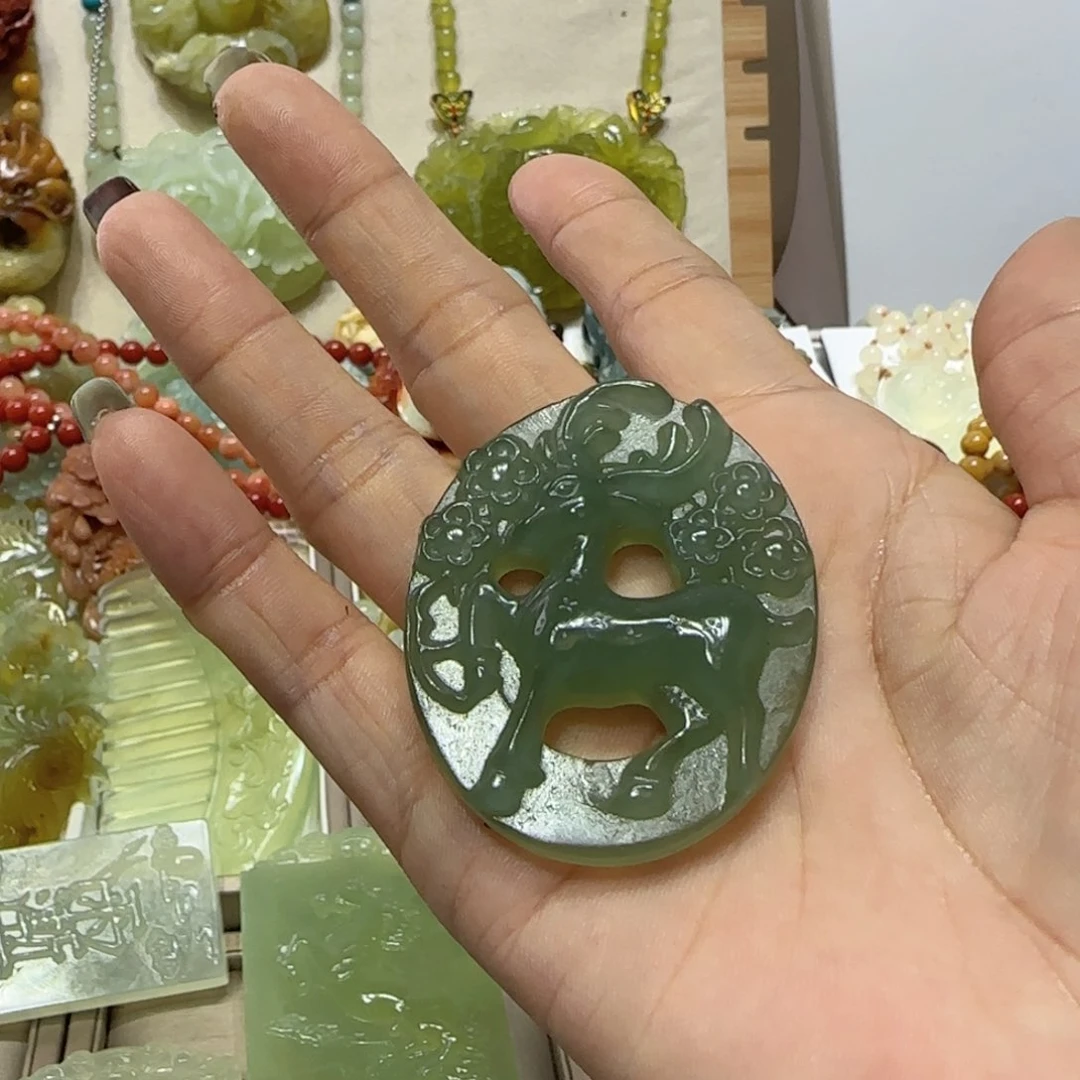 未镶嵌蛇纹石玉吊坠路*漫