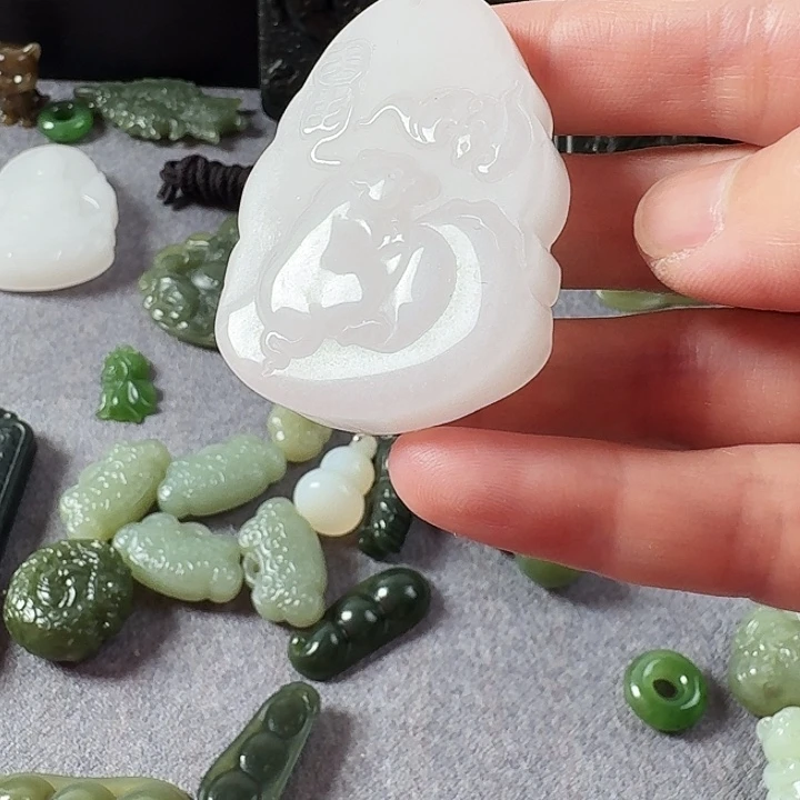 石英质玉（金丝玉）未镶嵌颈饰