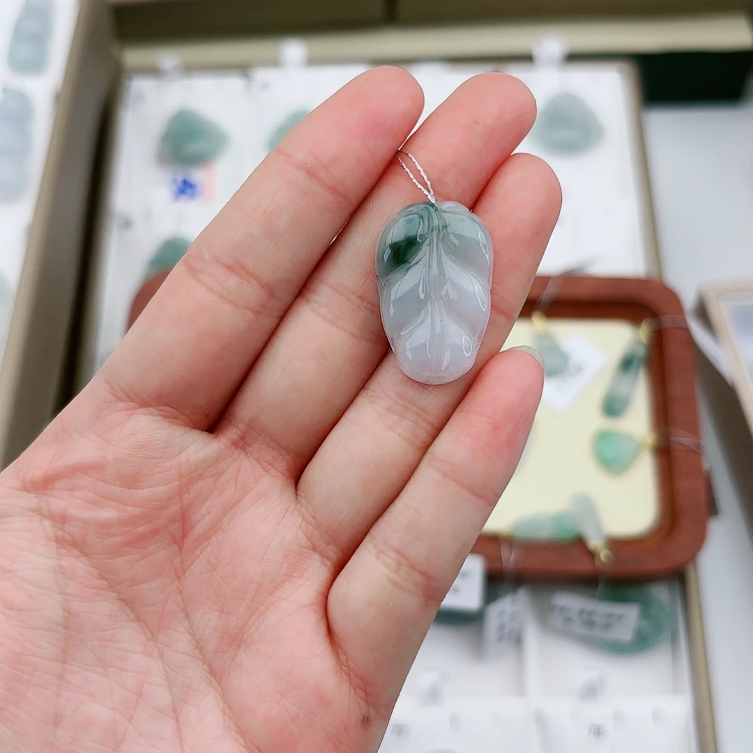 翡翠颈饰未镶嵌叶子