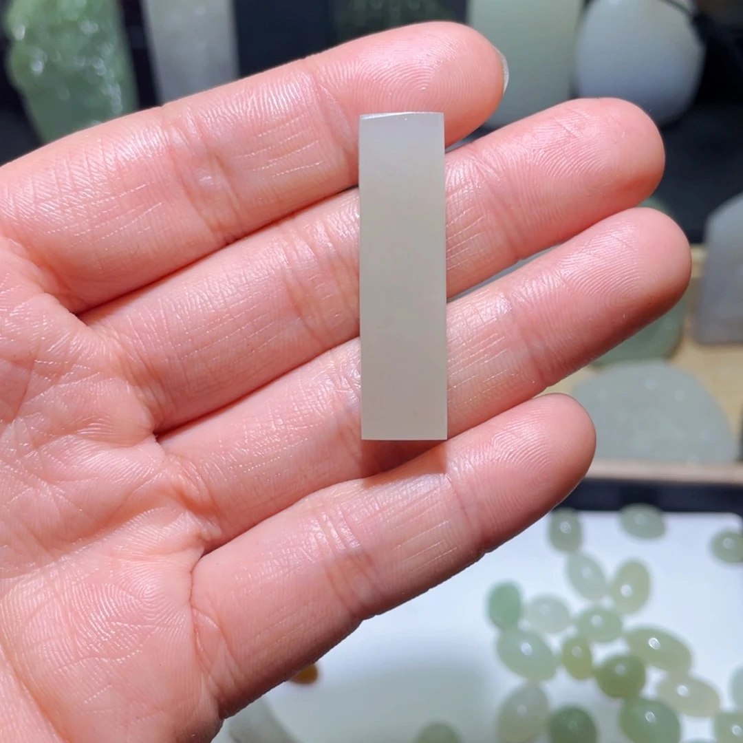 和田玉颈饰未镶嵌卖****?