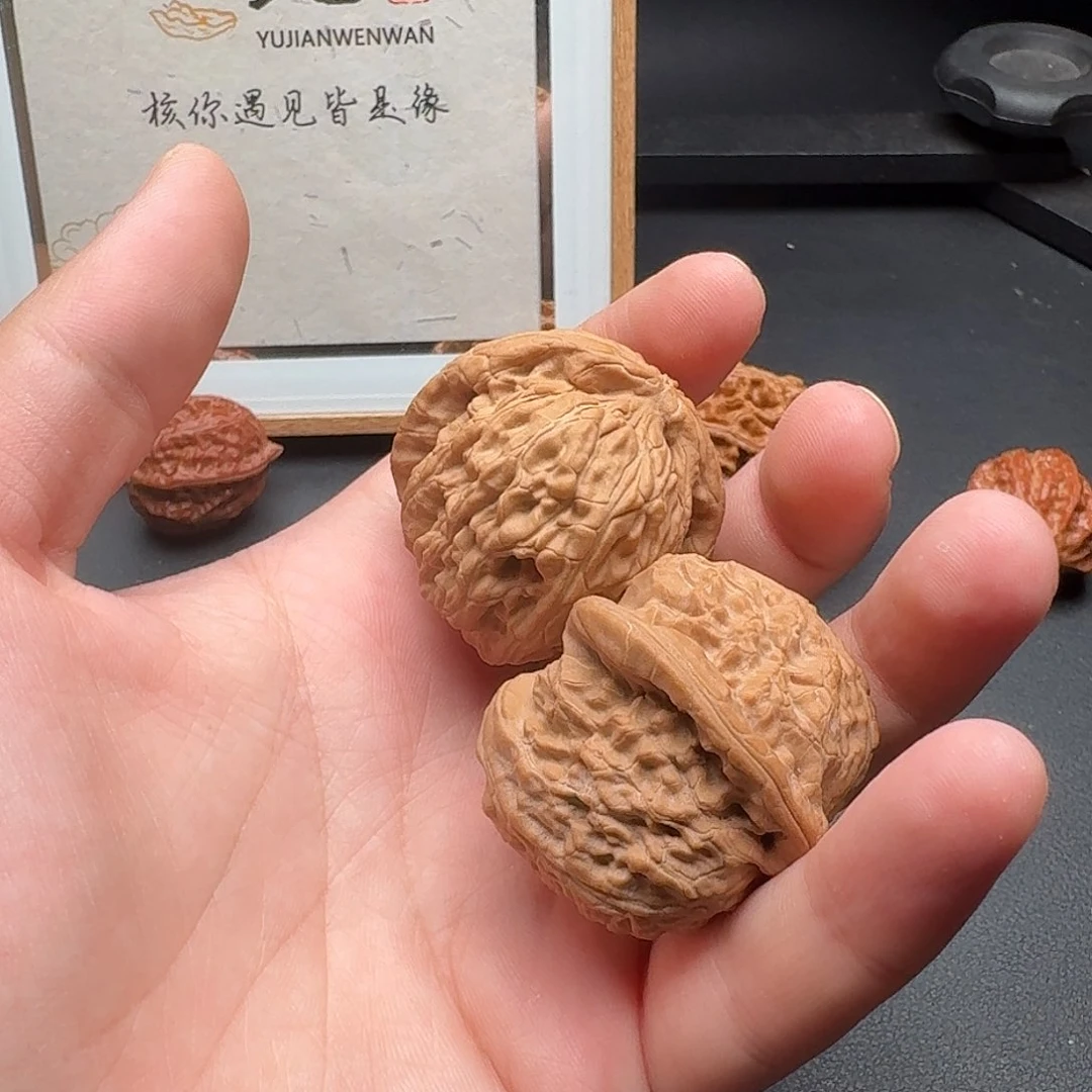 苏***诗文玩核桃吊坠白狮子