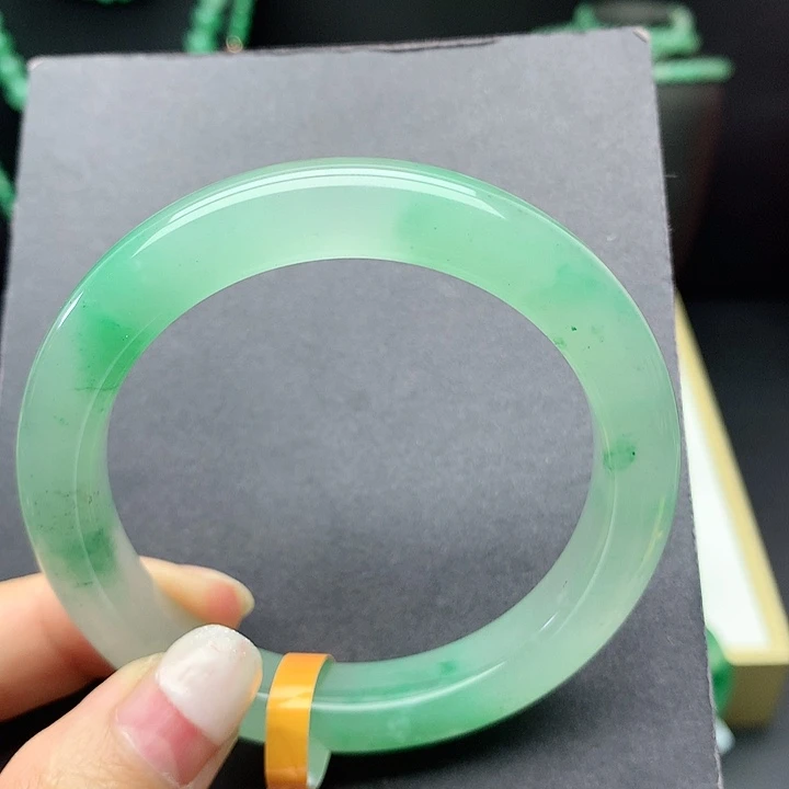 小***七石英质玉未镶嵌手镯