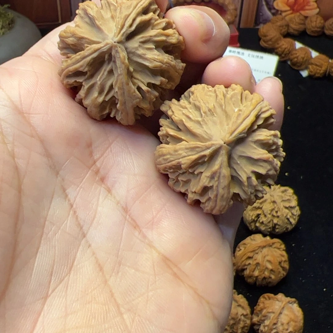 文玩核桃把件秦岭野生文玩核桃