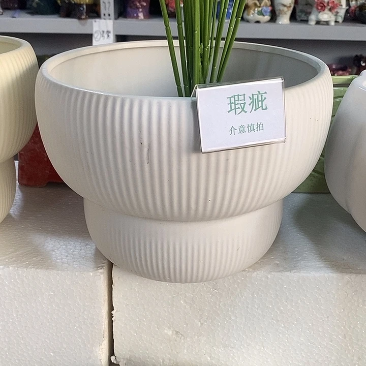 摆件多肉瑕疵盆有孔。