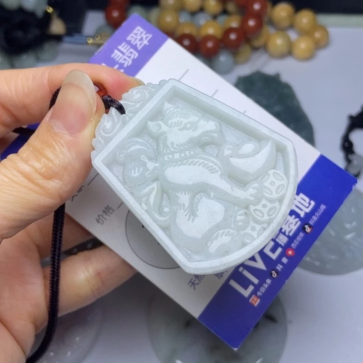 翡翠挂件未镶嵌翡翠
