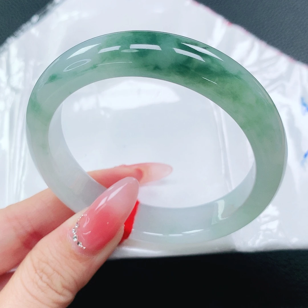 翡翠手镯未镶嵌55圈