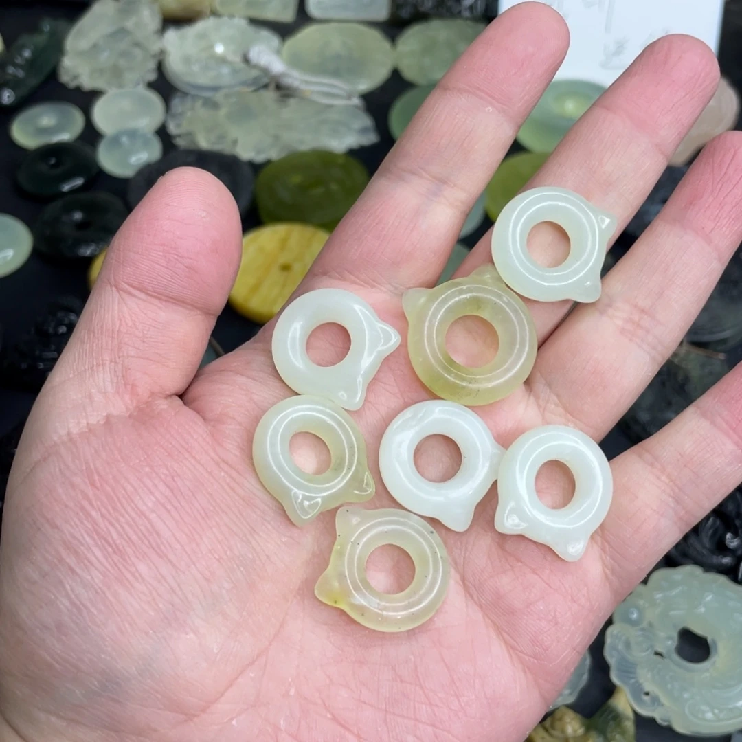 岫玉未镶嵌颈饰猫圈