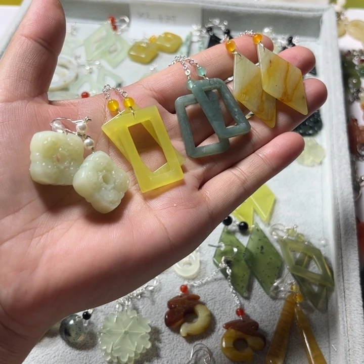 蛇纹石玉合金耳饰