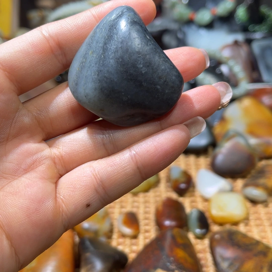 和田玉（糖玉）未镶嵌挂件和田玉37克