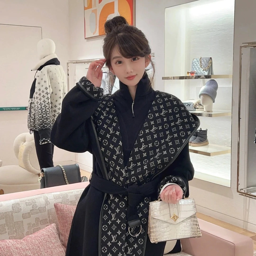 未使用 LouisVuitton/路易威登 001713 老花系带收腰大衣 36码
