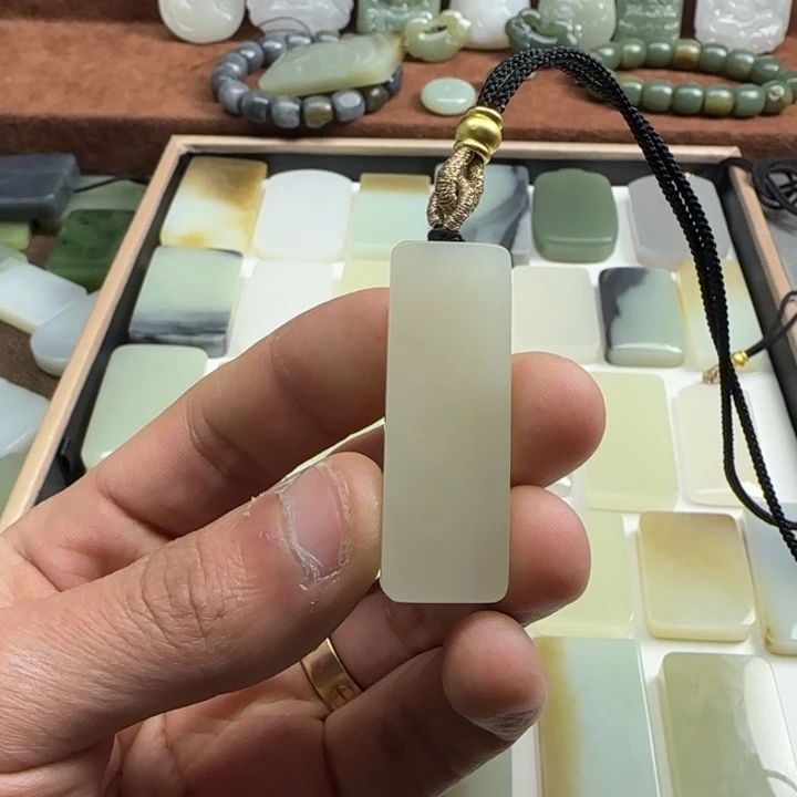 和田玉颈饰未镶嵌卟*