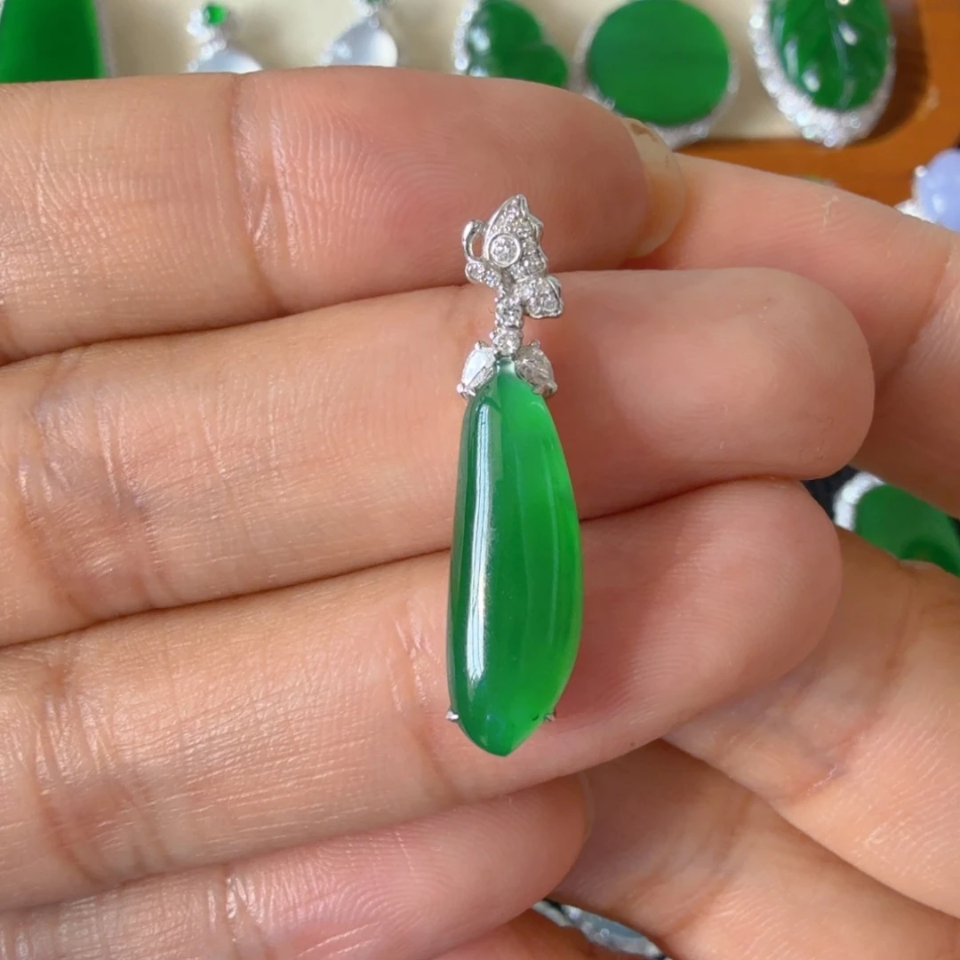 翡翠18K金镶嵌颈饰吊坠