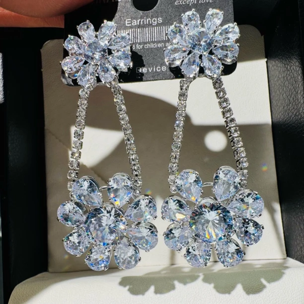 铜合金合成锆石耳饰 长款花朵法式小香风精致轻奢白色气质耳环