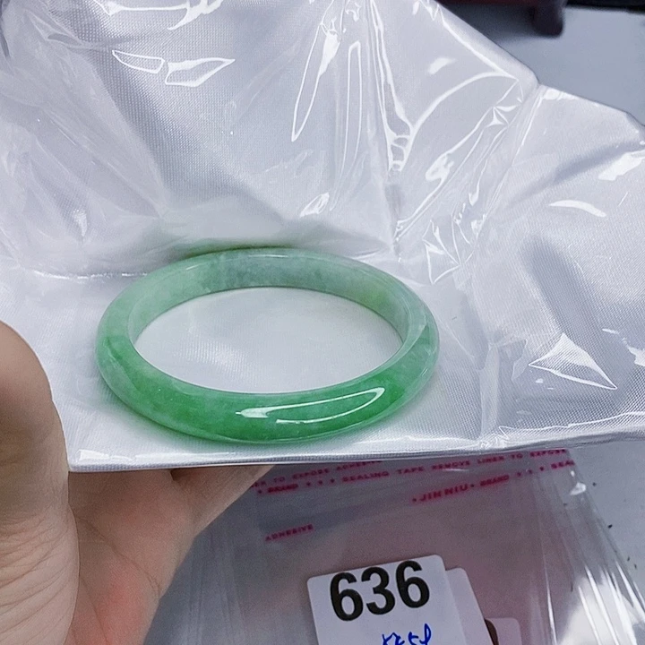 翡翠未镶嵌手镯一图一物实物为准（微瑕处理）