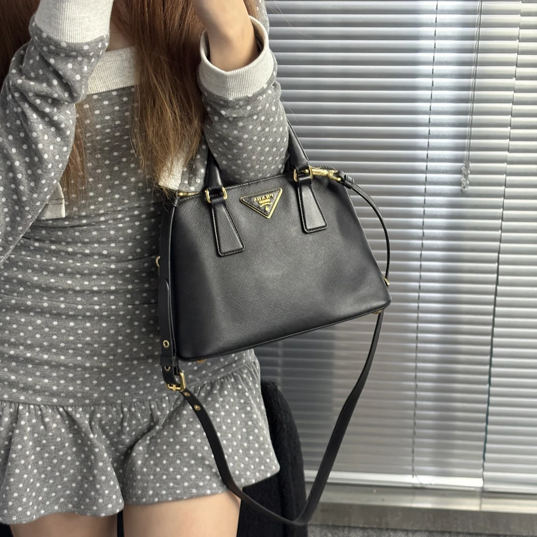 95新 Prada/普拉达 黑金小号贝壳手提斜挎包