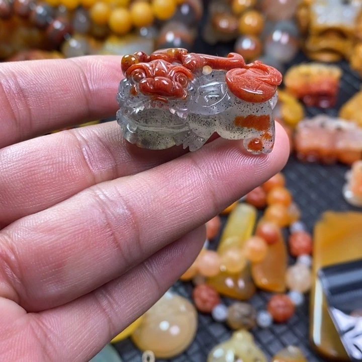 石英质玉（黄龙玉）未镶嵌颈饰