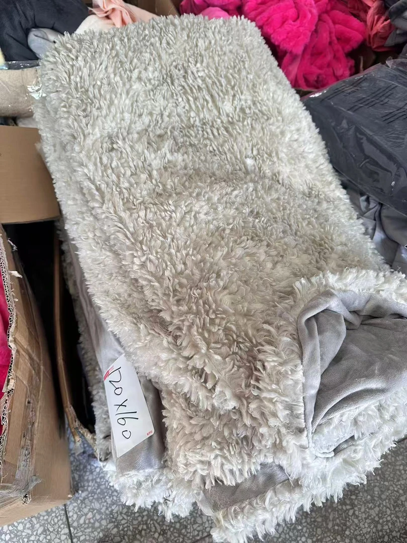 《兵哥外贸》3楼130×160浅卡其色羊羔绒/天鹅绒双层毯 发一条