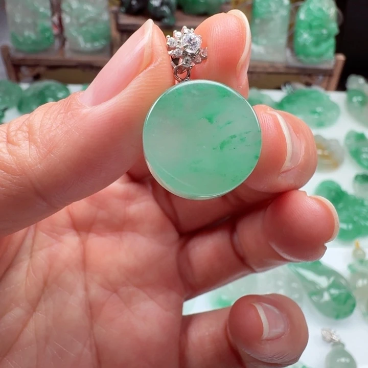 颈饰未镶嵌石英质玉