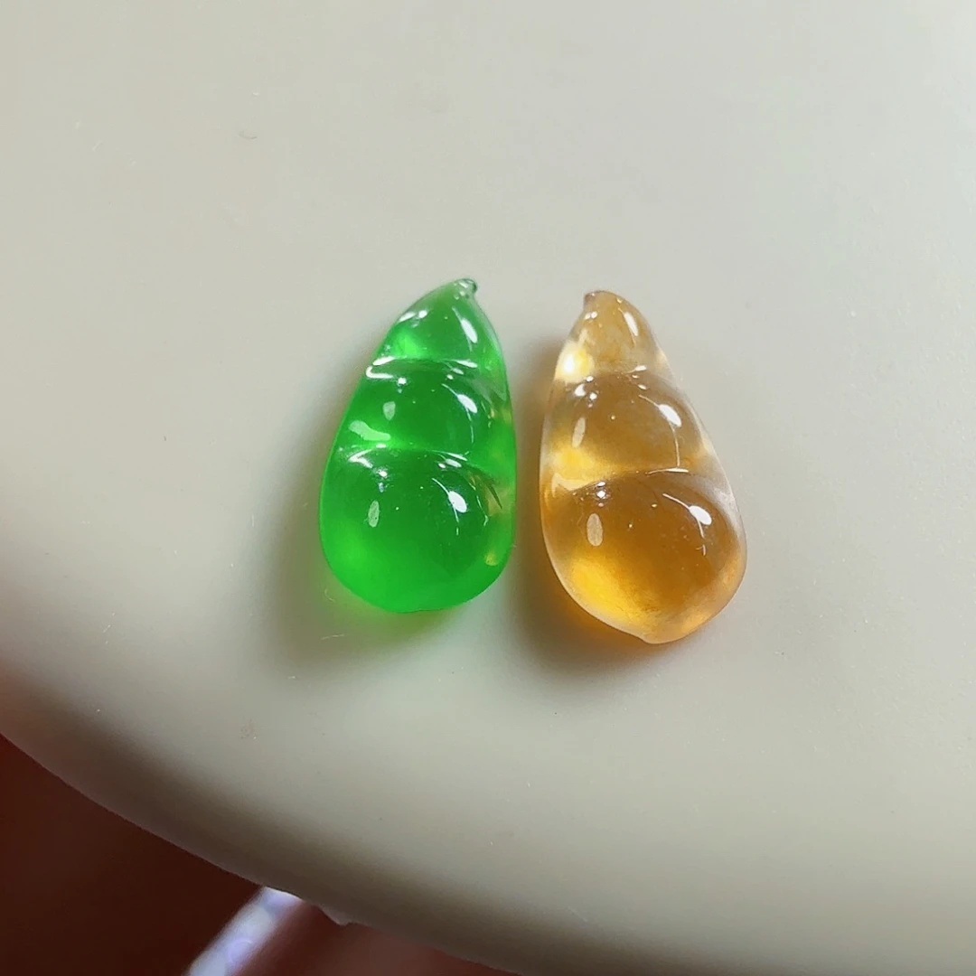 翡翠未镶嵌颈饰一对豆子