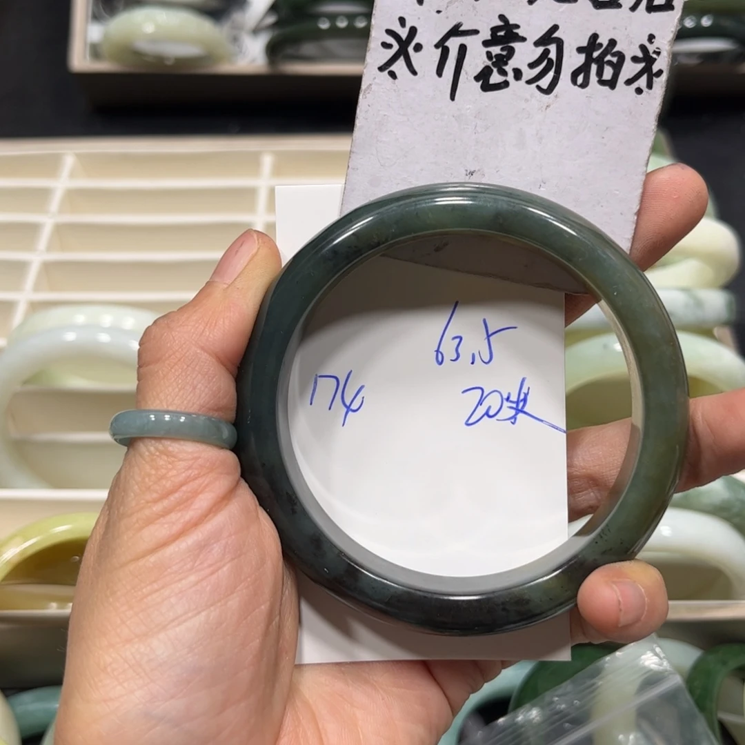 蛇纹石玉手镯未镶嵌其**荣