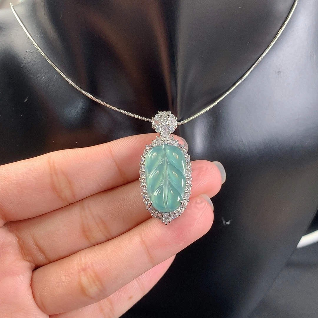 翡翠未镶嵌吊坠(赠链)